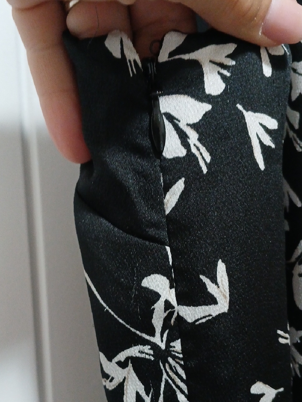 Babana Republic Black Dress with White Floral Print and Ruffle Hem Sz 6 tall - Picture 5 of 7